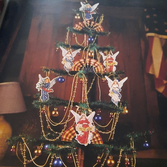 O CHRISTMAS TREE HARDBACK  BOOK. - Picture 16 of 16